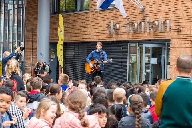 Tim Akkerman op het podium tijdens de maand van de veilige schoolomgeving